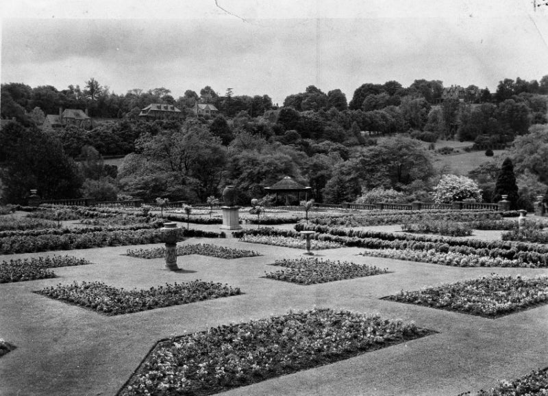 A black-and-white photograph from 1926 of a garden.