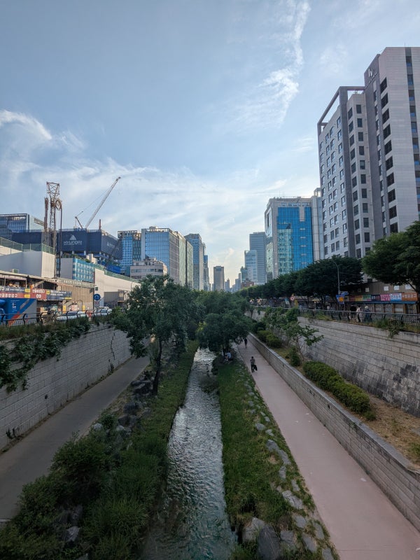 Seoul river walkway (Cheonggyecheon).